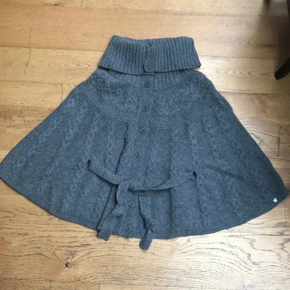 100% Lambswool Ted Baker Poncho. OSFM. (3) - Picture 1 of 6